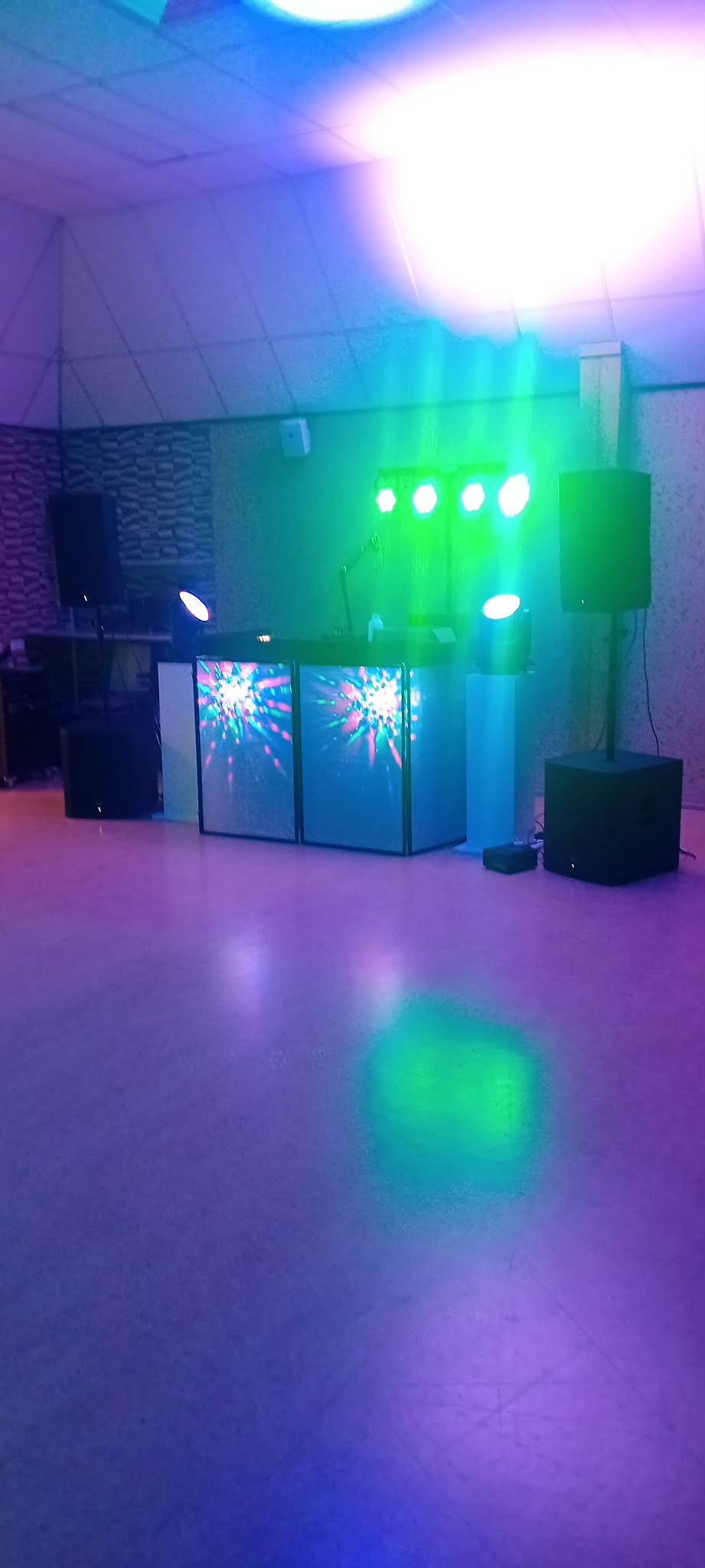 DJ-opstelling van NOFA Entertainment met gekleurde verlichting